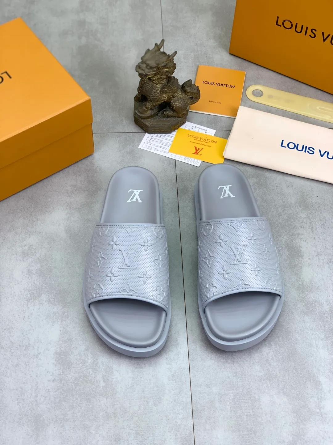 Men's shoes 💰P300💰【New style】🆘 Original quality 【LOUIS VUITTON】The popular Louis Vuitton LV men's slippers on the official website are on sale simultaneously! Original fabric imported from Italy, original factory special supply, code number: 38-44 (45 customized), many colors available